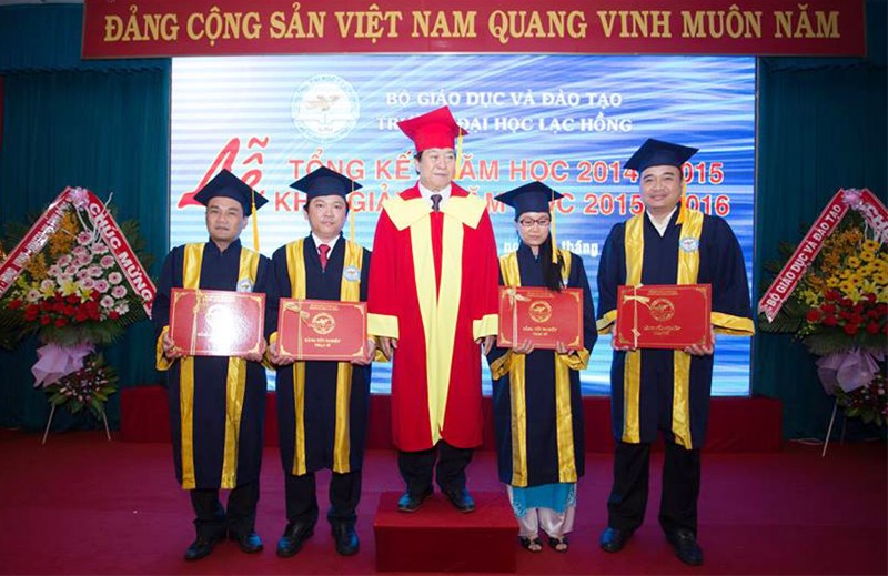 Trao bằng thạc sĩ