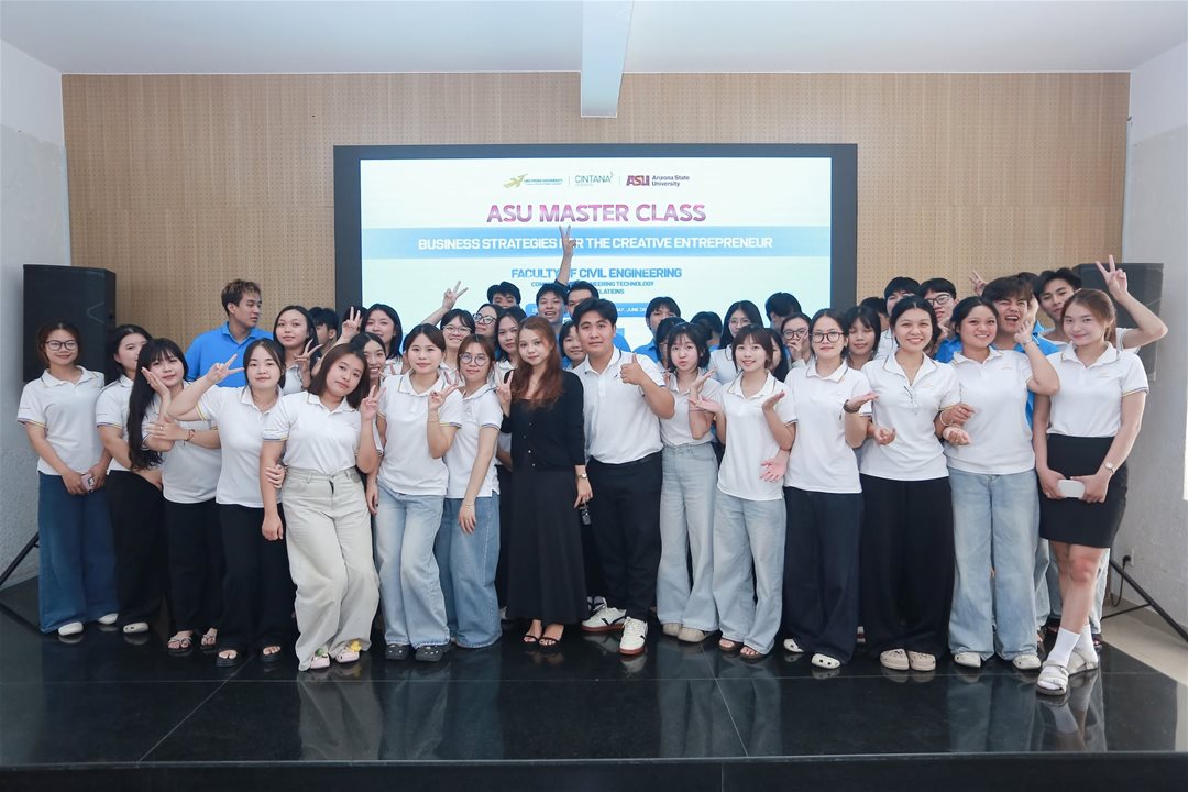 Lớp Master Class với chủ đề "Business Strategies for the Creative Entrepreneur" của các bạn sinh viên Năm 1