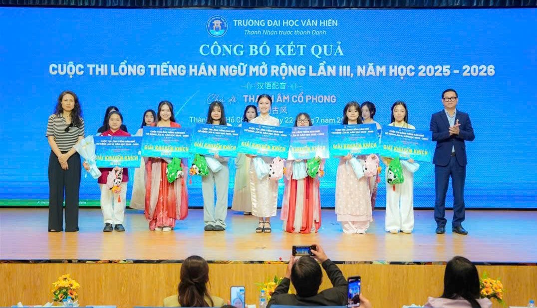 Sinh viên LHU "càn quét" giải thưởng toàn quốc, khẳng định bản lĩnh ngoại ngữ giữa mùa hè 2026 Mùa hè 2026 ghi dấu một mùa gặt hái thành tích đầy ấn tượng của sinh viên Trường Đại học Lạc Hồng (LHU). Liên tiếp chinh phục các sân chơi học thuật uy tín trên toàn quốc ở các ngôn ngữ Hàn, Trung và Nhật, sinh viên LHU đã mang về nhiều giải thưởng nổi bật, tiếp tục khẳng định chất lượng đào tạo ngoại ngữ và năng lực hội nhập quốc tế của Nhà trường. Mở đầu chuỗi thành tích là chiến thắng ấn tượng của sinh viên ngành Hàn Quốc học tại Cuộc thi Hùng biện Tiếng Hàn Thế giới lần thứ 30 và Cuộc thi Hùng biện K-SPEECH Việt Nam lần thứ 14. Sau một ngày tranh tài cùng các đội đến từ nhiều trường đại học trên cả nước, đoàn LHU đã bảo vệ thành công ngôi Quán quân hạng mục hùng biện tập thể, tiếp nối thành tích Giải Nhất của mùa giải trước. Bên cạnh đó, sinh viên Vũ Ngọc Khánh còn xuất sắc giành Giải Nhì hạng mục hùng biện cá nhân khối đại học.  Chia sẻ sau cuộc thi, sinh viên Vũ Ngọc Khánh cho biết: "Điều em nhận được không chỉ là giải thưởng mà còn là sự trưởng thành sau quá trình học tập và rèn luyện tại LHU. Thầy cô luôn tạo điều kiện để chúng em luyện kỹ năng thuyết trình, phản biện, làm việc nhóm và sử dụng tiếng Hàn trong nhiều tình huống thực tế. Chính những trải nghiệm đó đã giúp em tự tin hơn khi bước lên sân khấu của một cuộc thi toàn quốc."  Tập thể ngành Hàn Quốc học LHU đạt giải tại cuộc thi  Không dừng lại ở đó, tại Cuộc thi Nói tiếng Hàn toàn quốc - Cúp Đại sứ Hàn Quốc năm 2026, sinh viên Phạm Thúy Uyên (lớp 23DH111) đã xuất sắc đạt Giải Ba khối Chuyên ngành, trong khi Vũ Thị Phương Thảo (lớp 25DH111) giành Giải Khuyến khích khối Ngoài chuyên ngành. Hai giải thưởng tiếp tục nối dài bảng vàng thành tích của ngành Hàn Quốc học tại các sân chơi học thuật cấp quốc gia.  Sinh viên Phạm Thúy Uyên Đạt Giải Ba của Cuộc thi &  Sinh viên Vũ Thị Phương Thảo Đạt Giải Khuyến khích Cuộc thi  Ở lĩnh vực tiếng Trung, sinh viên ngành Ngôn ngữ Trung Quốc tiếp tục ghi dấu ấn tại Cuộc thi Lồng tiếng Hán ngữ mở rộng lần III do Trường Đại học Văn Hiến tổ chức. Vượt qua nhiều đội thi đến từ các trường đại học khu vực phía Nam, sinh viên LHU đã mang về 03 giải thưởng, gồm 02 Giải Khuyến khích dành cho sinh viên Trần Phạm Yến Nhi và sinh viên Nguyễn Thị Duy Như, cùng Giải Tiết mục được yêu thích nhất dành cho sinh viên Nguyễn Thị Duy Như.  Sinh viên Nguyễn Thị Duy Như đạt giải Tiết mục được yêu thích nhất  Sinh viên Trần Phạm Yến Nhi và Nguyễn Thị Duy Như  đạt giải khuyến khích chung cuộc  Khép lại chuỗi thành tích mùa hè là dấu ấn của sinh viên ngành Nhật Bản học - Trương Quyền Linh (lớp 25DN111) tại Cuộc thi Hùng biện tiếng Nhật mở rộng lần thứ 6 năm 2026. Với phần hùng biện chỉn chu, phong thái tự tin và khả năng sử dụng tiếng Nhật lưu loát, Quyền Linh đã xuất sắc giành Giải Khuyến khích, góp thêm một thành tích đáng tự hào cho sinh viên LHU. Quyền Linh tự hào chia sẻ: “Thành tích em có được ngày hôm nay là cả một quá trình luyện tập lâu dài, luôn có thầy cô đồng hành và hỗ trợ em. Chính những điều đó đã giúp em bình tĩnh, tự tin truyền tải thông điệp của mình tại cuộc thi và đạt được kết quả xứng đáng.”  Sinh viên Trương Quyền Linh đạt Giải Khuyến khích tại cuộc thi Liên tiếp gặt hái giải thưởng ở nhiều cuộc thi học thuật uy tín là minh chứng rõ nét cho chất lượng đào tạo ngoại ngữ theo định hướng thực hành, hội nhập quốc tế của Trường Đại học Lạc Hồng. Những thành tích này không chỉ thể hiện sự nỗ lực, bản lĩnh và tinh thần chinh phục của sinh viên mà còn phản ánh sự đồng hành của đội ngũ giảng viên trong việc bồi dưỡng chuyên môn, kỹ năng và khả năng hội nhập.