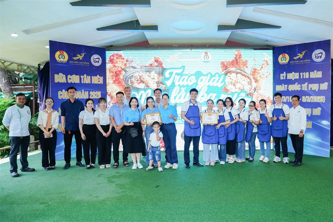 LHU tổ chức chuỗi hoạt động ý nghĩa chào mừng Ngày Quốc tế Phụ nữ 8/3, gắn kết Nhà giáo – Người lao động Ngày 08/3/2026, Trường Đại học Lạc Hồng (LHU) đã tổ chức chuỗi hoạt động chào mừng 116 năm Ngày Quốc tế Phụ nữ (08/3/1910 – 08/3/2026) và chương trình “Bữa Cơm Tân niên Công đoàn” năm 2026 tại Hội quán Trấn Biên, dành cho đội ngũ Nhà giáo, Người lao động trong toàn trường. Chương trình được tổ chức nhằm tạo không gian giao lưu, gắn kết giữa các đơn vị trong toàn trường, đồng thời góp phần lan tỏa tinh thần đoàn kết, sẻ chia và xây dựng môi trường làm việc tích cực trong đại gia đình LHU. Hình 1 Điểm nhấn của chương trình là hội thi nấu ăn với chủ đề “Món lẩu ba miền”, thu hút sự tham gia của các công đoàn bộ phận trong toàn trường. Tại hội thi, các đội đã cùng nhau thể hiện sự khéo léo và sáng tạo trong chế biến những món lẩu đặc trưng của ẩm thực ba miền Bắc – Trung – Nam. Không chỉ chú trọng hương vị, các đội còn đầu tư công phu trong cách trình bày và thuyết trình ý tưởng món ăn, mang đến nhiều sắc màu ẩm thực phong phú và hấp dẫn. Không khí hội thi diễn ra sôi nổi với sự cổ vũ nhiệt tình của các cổ động viên, tạo nên một sân chơi giao lưu vui tươi, góp phần tăng cường sự gắn kết giữa các đơn vị trong nhà trường. Hình 2 Trong khuôn khổ chương trình, Ban tổ chức cũng đã trao giải cuộc thi ảnh “Duyên dáng áo dài LHU 2026”, nhằm tôn vinh vẻ đẹp duyên dáng, thanh lịch của nữ cán bộ, giảng viên và người lao động trong tà áo dài truyền thống. Những bức ảnh dự thi không chỉ ghi lại những khoảnh khắc đẹp của đội ngũ nữ Nhà giáo – Người lao động LHU mà còn lan tỏa hình ảnh người phụ nữ hiện đại, tự tin, năng động và đầy nhiệt huyết trong công việc. Cuộc thi đã nhận được sự hưởng ứng tích cực từ các đơn vị trong trường, góp phần lan tỏa giá trị văn hóa truyền thống và tôn vinh vẻ đẹp của người phụ nữ Việt Nam. Hình 3 Sau các hoạt động thi và trao giải, toàn thể Nhà giáo và Người lao động đã cùng tham gia chương trình “Bữa cơm Tân niên Công đoàn” trong không khí thân tình, ấm áp. Đây là dịp để các thành viên trong đại gia đình LHU cùng gặp gỡ, giao lưu, chia sẻ niềm vui đầu năm; qua đó tăng cường tinh thần đoàn kết, xây dựng môi trường làm việc tích cực và gắn bó trong toàn trường. Chuỗi hoạt động chào mừng Ngày Quốc tế Phụ nữ 8/3 không chỉ thể hiện sự quan tâm của nhà trường đối với đội ngũ nữ Nhà giáo và Người lao động mà còn góp phần lan tỏa những giá trị tốt đẹp, xây dựng văn hóa đoàn kết và nhân văn trong cộng đồng LHU.