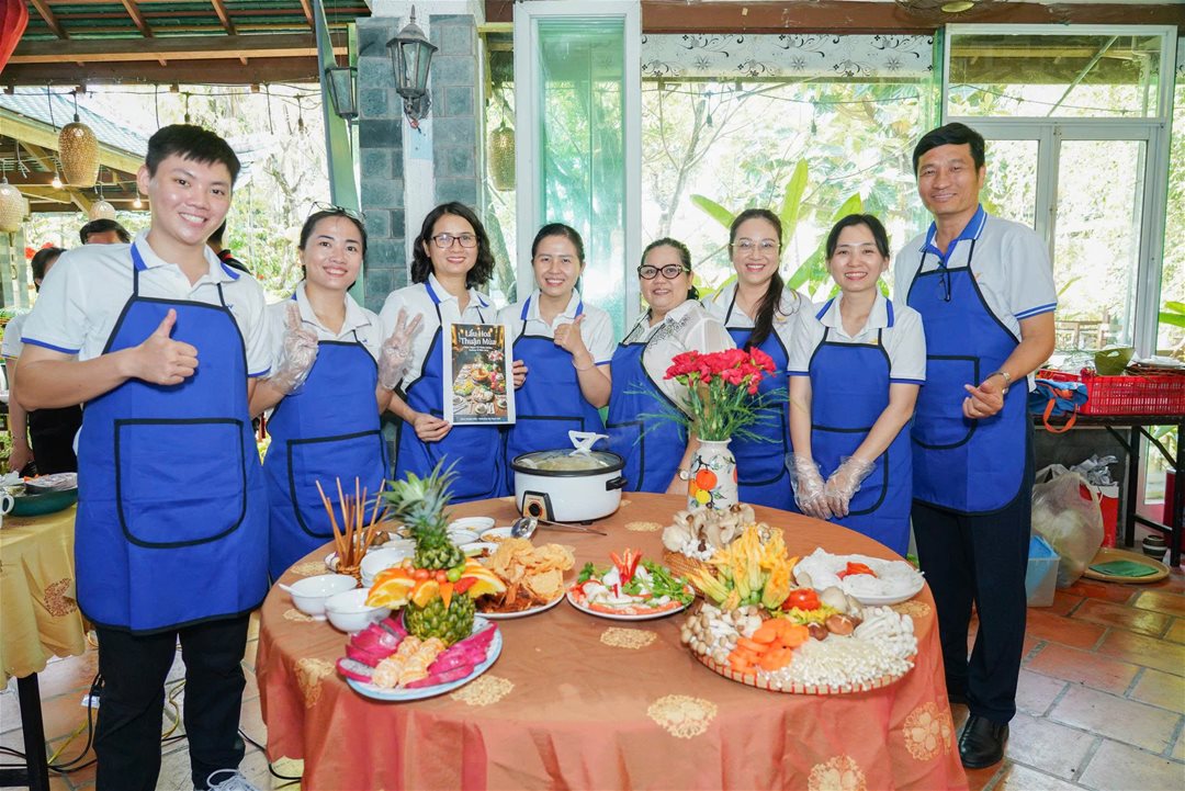 LHU tổ chức chuỗi hoạt động ý nghĩa chào mừng Ngày Quốc tế Phụ nữ 8/3, gắn kết Nhà giáo – Người lao động Ngày 08/3/2026, Trường Đại học Lạc Hồng (LHU) đã tổ chức chuỗi hoạt động chào mừng 116 năm Ngày Quốc tế Phụ nữ (08/3/1910 – 08/3/2026) và chương trình “Bữa Cơm Tân niên Công đoàn” năm 2026 tại Hội quán Trấn Biên, dành cho đội ngũ Nhà giáo, Người lao động trong toàn trường. Chương trình được tổ chức nhằm tạo không gian giao lưu, gắn kết giữa các đơn vị trong toàn trường, đồng thời góp phần lan tỏa tinh thần đoàn kết, sẻ chia và xây dựng môi trường làm việc tích cực trong đại gia đình LHU. Hình 1 Điểm nhấn của chương trình là hội thi nấu ăn với chủ đề “Món lẩu ba miền”, thu hút sự tham gia của các công đoàn bộ phận trong toàn trường. Tại hội thi, các đội đã cùng nhau thể hiện sự khéo léo và sáng tạo trong chế biến những món lẩu đặc trưng của ẩm thực ba miền Bắc – Trung – Nam. Không chỉ chú trọng hương vị, các đội còn đầu tư công phu trong cách trình bày và thuyết trình ý tưởng món ăn, mang đến nhiều sắc màu ẩm thực phong phú và hấp dẫn. Không khí hội thi diễn ra sôi nổi với sự cổ vũ nhiệt tình của các cổ động viên, tạo nên một sân chơi giao lưu vui tươi, góp phần tăng cường sự gắn kết giữa các đơn vị trong nhà trường. Hình 2 Trong khuôn khổ chương trình, Ban tổ chức cũng đã trao giải cuộc thi ảnh “Duyên dáng áo dài LHU 2026”, nhằm tôn vinh vẻ đẹp duyên dáng, thanh lịch của nữ cán bộ, giảng viên và người lao động trong tà áo dài truyền thống. Những bức ảnh dự thi không chỉ ghi lại những khoảnh khắc đẹp của đội ngũ nữ Nhà giáo – Người lao động LHU mà còn lan tỏa hình ảnh người phụ nữ hiện đại, tự tin, năng động và đầy nhiệt huyết trong công việc. Cuộc thi đã nhận được sự hưởng ứng tích cực từ các đơn vị trong trường, góp phần lan tỏa giá trị văn hóa truyền thống và tôn vinh vẻ đẹp của người phụ nữ Việt Nam. Hình 3 Sau các hoạt động thi và trao giải, toàn thể Nhà giáo và Người lao động đã cùng tham gia chương trình “Bữa cơm Tân niên Công đoàn” trong không khí thân tình, ấm áp. Đây là dịp để các thành viên trong đại gia đình LHU cùng gặp gỡ, giao lưu, chia sẻ niềm vui đầu năm; qua đó tăng cường tinh thần đoàn kết, xây dựng môi trường làm việc tích cực và gắn bó trong toàn trường. Chuỗi hoạt động chào mừng Ngày Quốc tế Phụ nữ 8/3 không chỉ thể hiện sự quan tâm của nhà trường đối với đội ngũ nữ Nhà giáo và Người lao động mà còn góp phần lan tỏa những giá trị tốt đẹp, xây dựng văn hóa đoàn kết và nhân văn trong cộng đồng LHU.