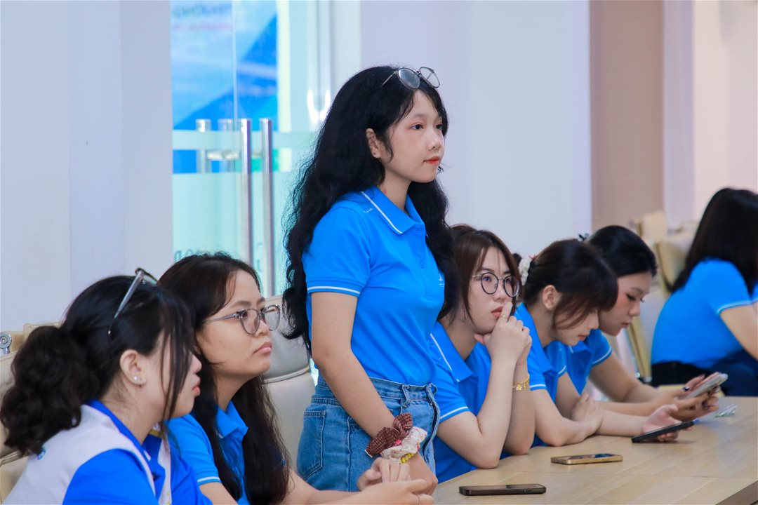 Sinh viên ngành Quan hệ công chúng đặt câu hỏi giao lưu tại buổi lễ ký kết. 